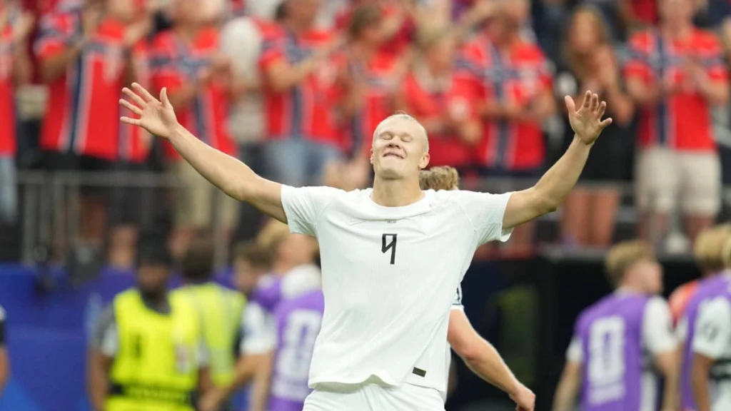 Haaland's late goal sends Norway into the World Cup last 16.