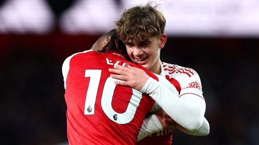 Mikel Arteta congratulates young Arsenal midfielder Max Dowman after Arsenal's 4-1 pre-season victory over Girona.