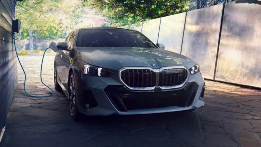 BMW X1 Long Wheelbase aur BMW i5 LWB India launch ki feature image. Luxury SUV aur premium electric sedan ka stylish look dekhiye.