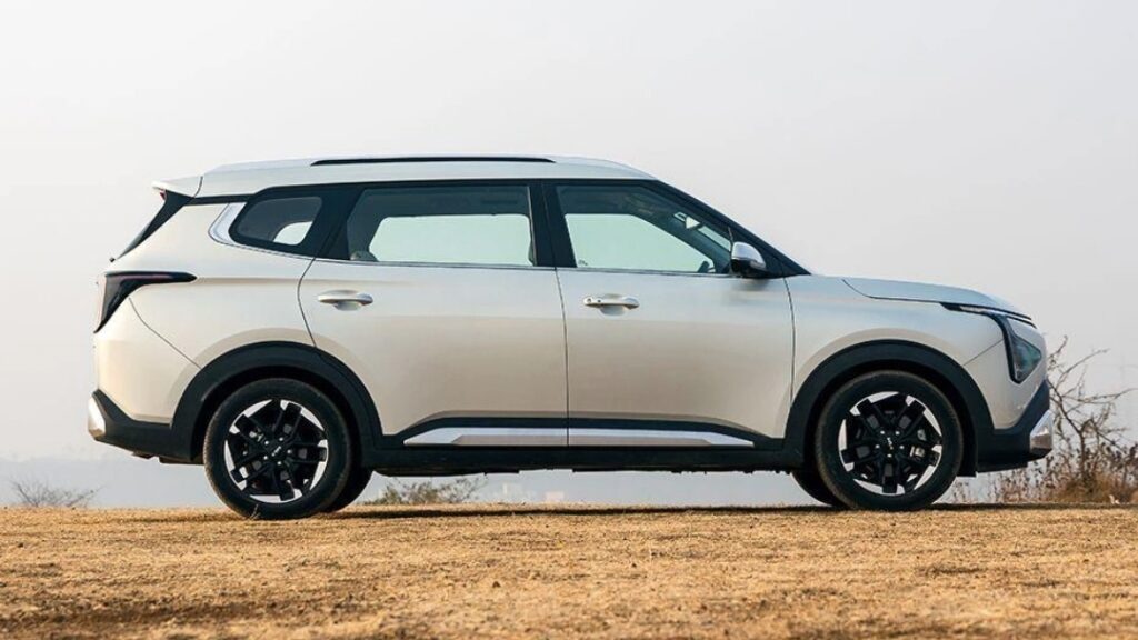 Kia India has started pre-bookings for the Carens CNG, Clavis CNG and Carnival Hybrid. Check engine, features, variants and expected price.