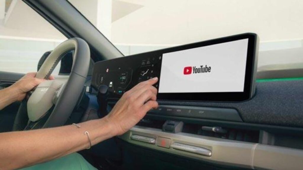 iOS 27 CarPlay YouTube on dashboard