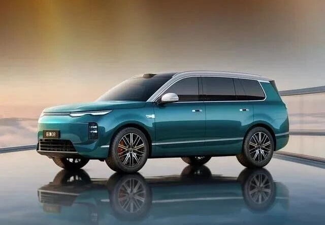 BYD Sealion 08 five-seat SUV premium interior with rotating touchscreen and spacious cabin